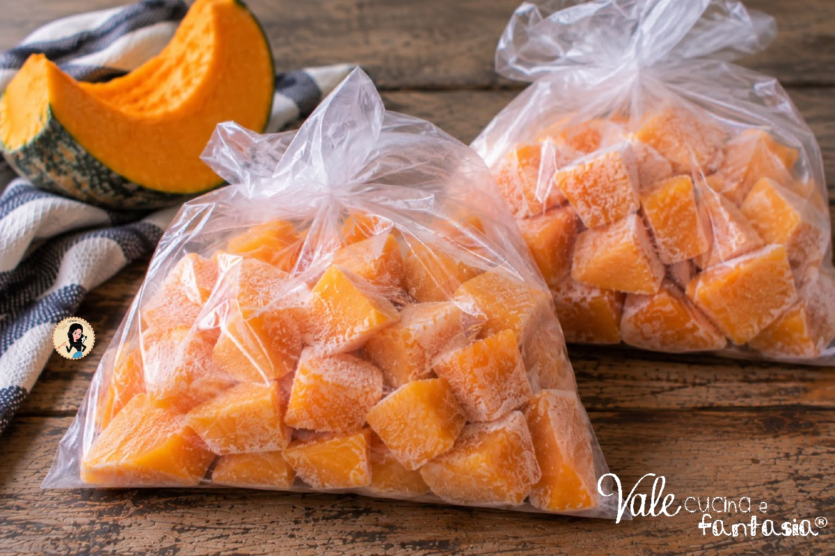 Come congelare la zucca cruda a cubetti: metodo facile passo passo, quanto dura in freezer, come conservarla e usarla senza scongelarla.