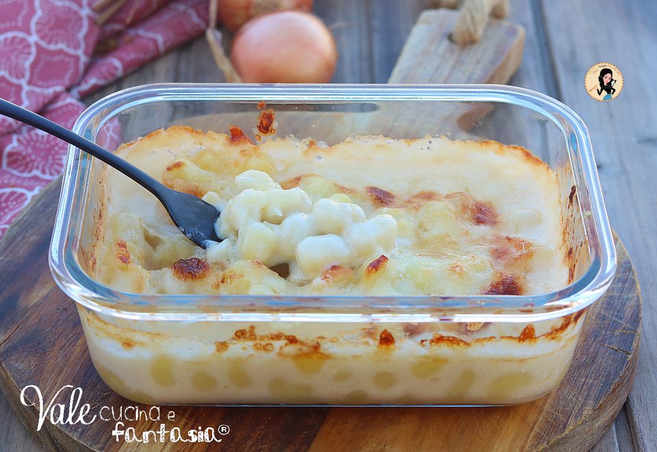 Gnocchi gratinati al forno ricetta furba con o senza bollitura, Gnocchi al forno con besciamella e parmigiano cremosi e dorati in superficie.
