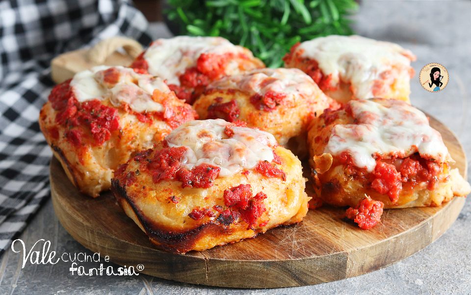 Pizzette del fornaio fatte in casa morbidissime ricetta con impasto perfetto che riesce sempre! Pizzette con pomodoro e mozzarella