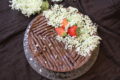 Crostata con crema al sambuco e amarene.