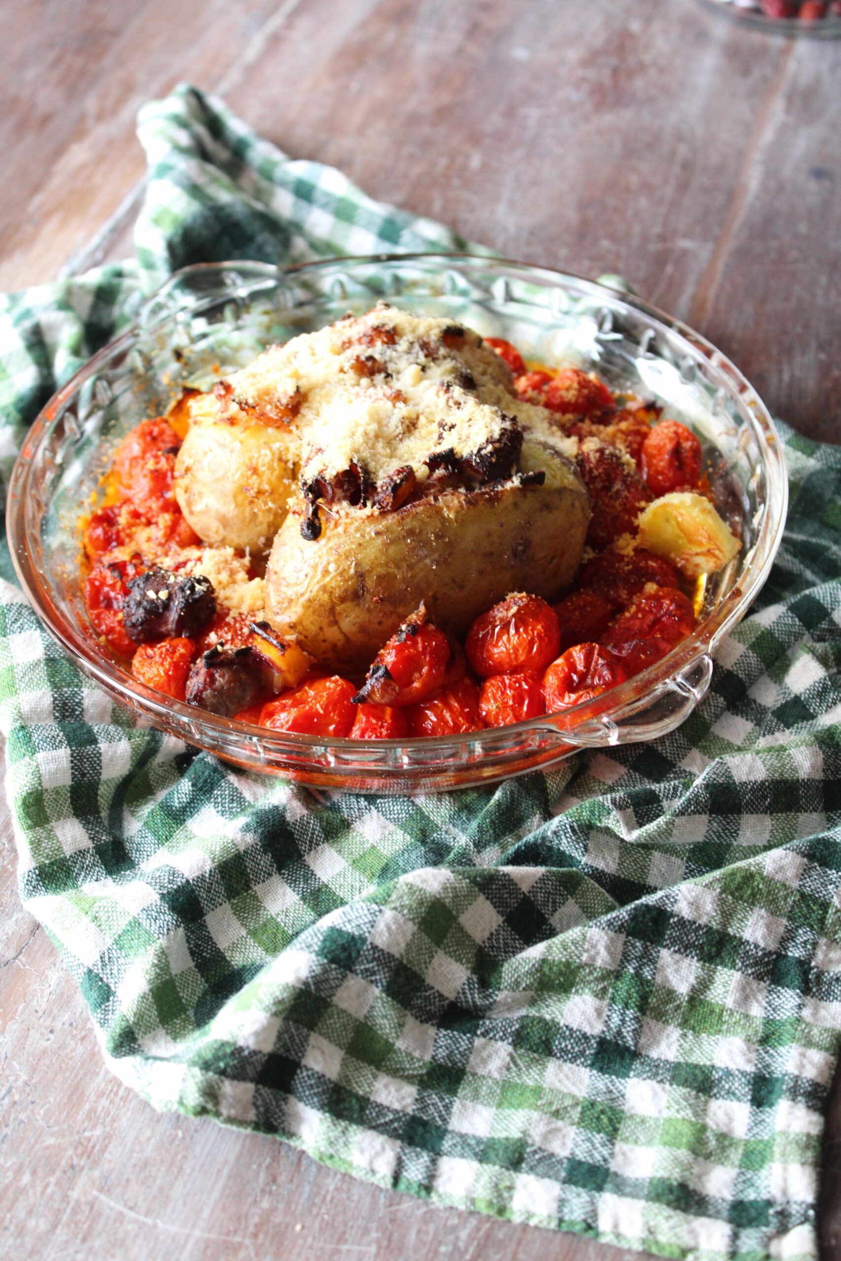Patate ripiene di salsiccia