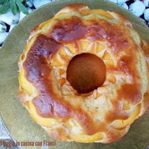 ciambella con pesche sciroppate