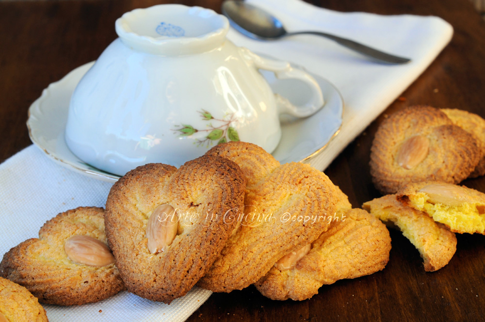 Cuori di mandorle biscotti senza burro e farina