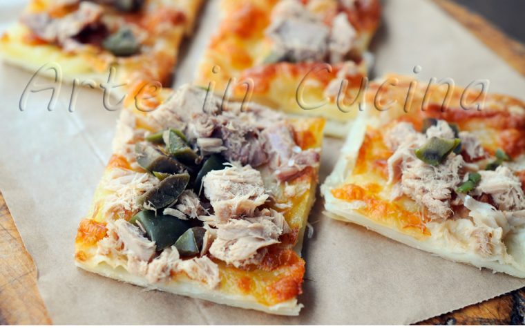 Pizza di pasta sfoglia con tonno e olive