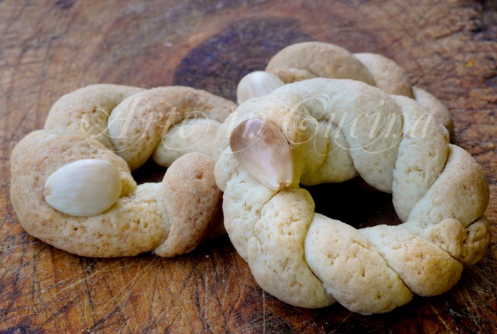 Taralli intrecciati alle mandorle ricetta veloce