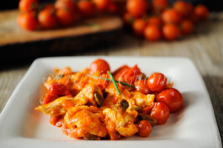 Straccetti di pollo pomodorini e capperi veloce