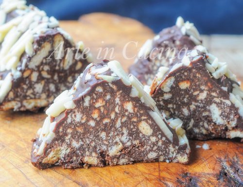 Piramidi al cioccolato dolce con biscotti veloce