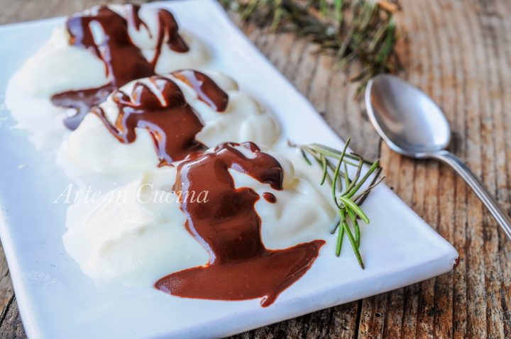 Mousse di ricotta con salsa di cioccolato al rosmarino vickyart arte in cucina