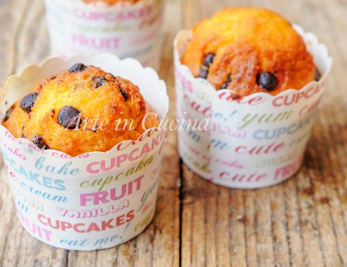 Muffin semplici con gocce di cioccolato veloci