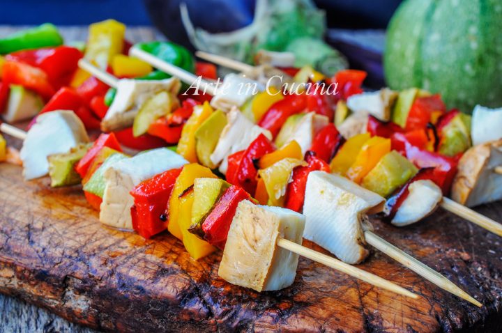 Spiedini di verdure grigliate e scamorza affumicata