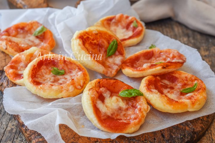 Pizzette di sfoglia al pomodoro snack veloce