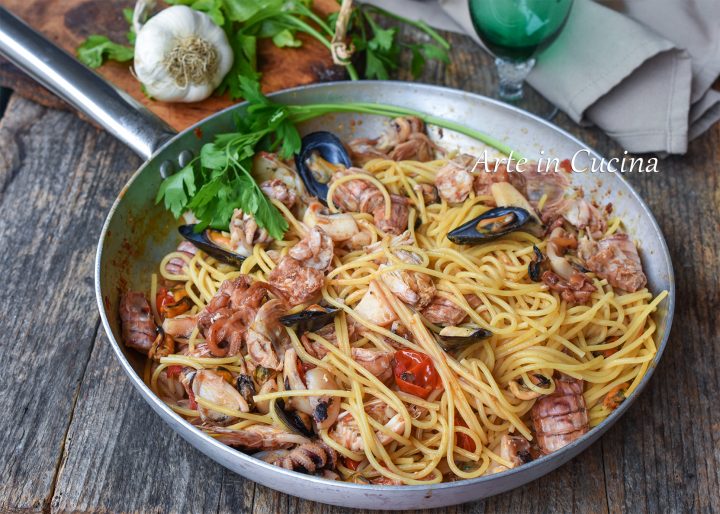 Spaghetti cozze e seppie piatto di pesce