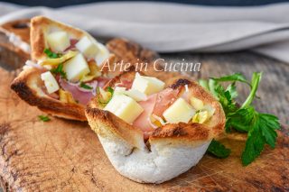 Cestini di pane con carciofi e speck