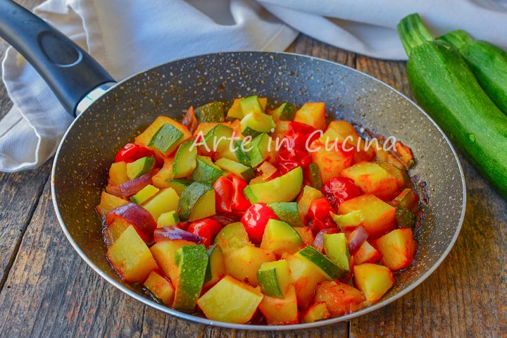 Patate e zucchine in umido in padella