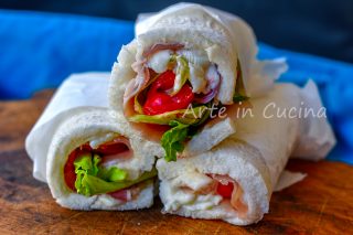 Tramezzini arrotolati con robiola