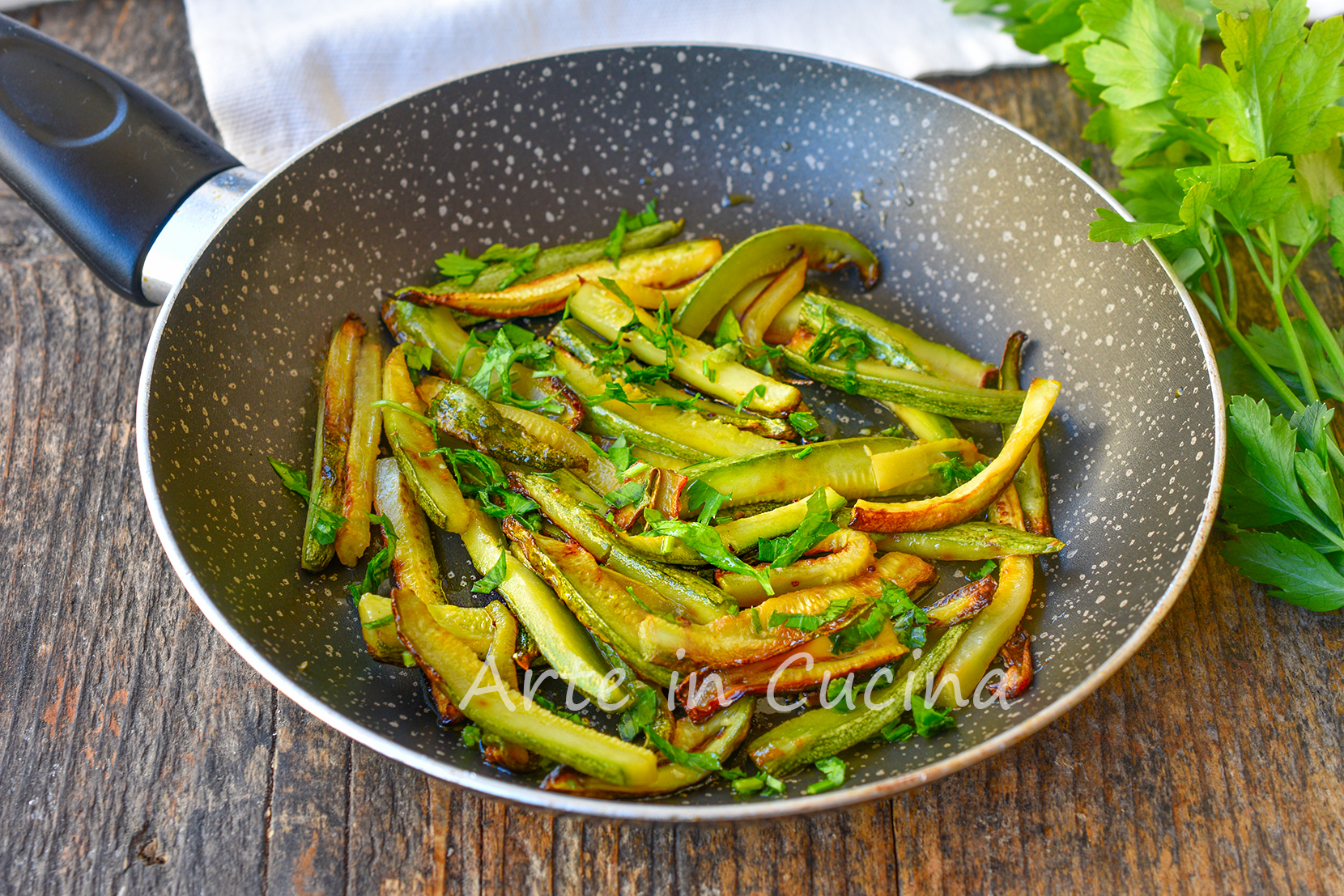 Ricette Per Zucchini In Padella.Zucchine Trifolate A Bastoncino Contorno Veloce In Padella