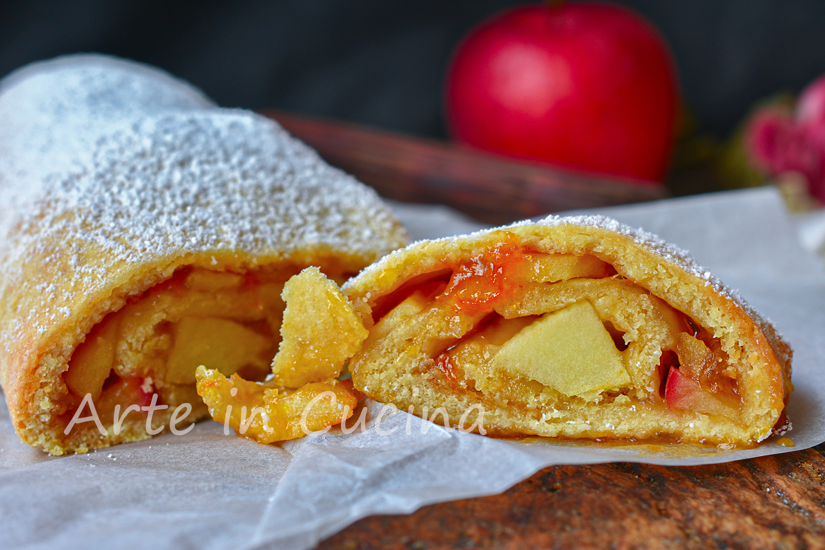 Biscotto arrotolato con mele e marmellata