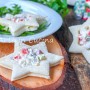 Tartine con insalata russa a forma di stella antipasto di Natale