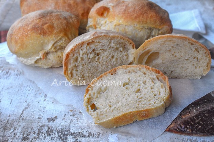 Pagnotte di pane soffici con pasta madre