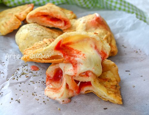 Panzerotti veloci mozzarella e pomodoro senza lievito