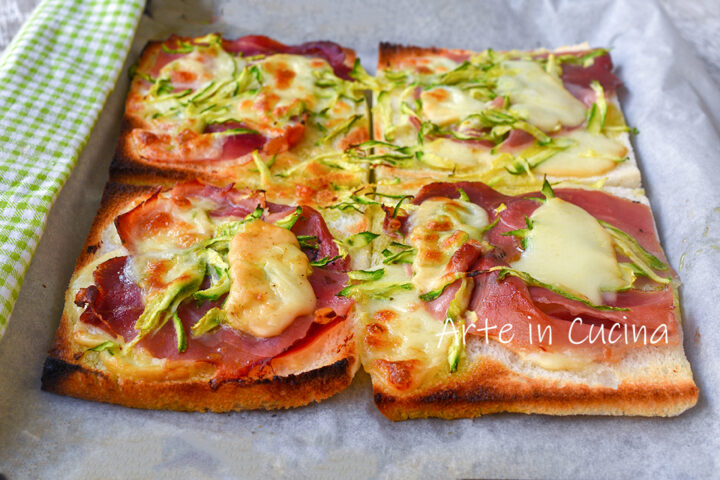 Pizza di pancarrè con speck e zucchine