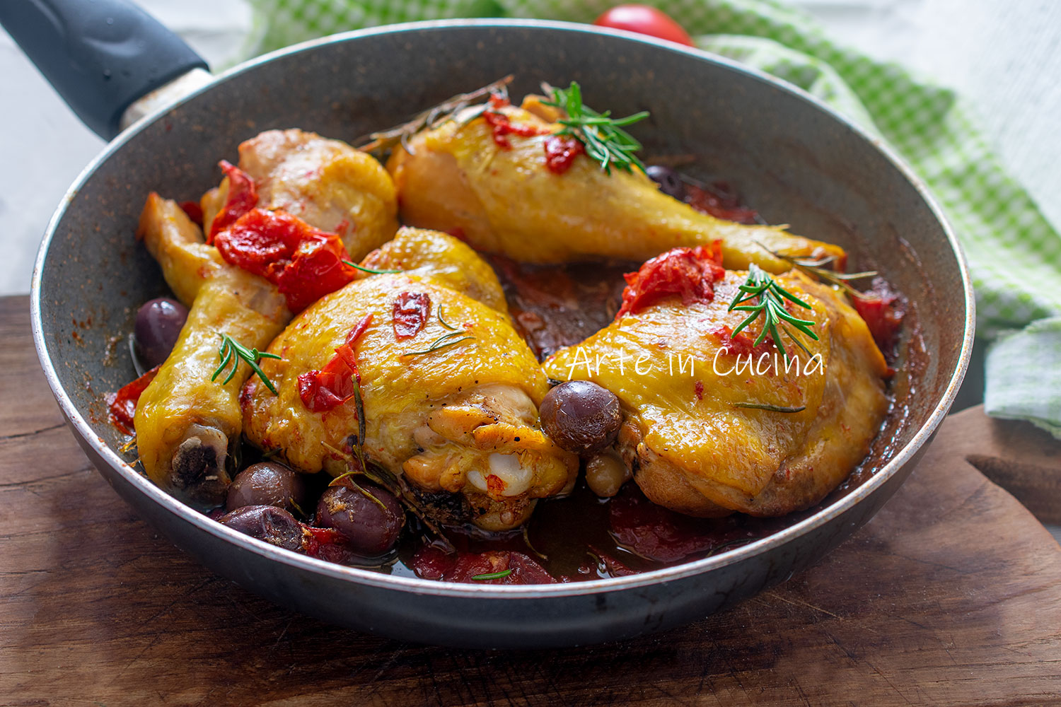 Cosce di pollo pomodorini e olive in padella