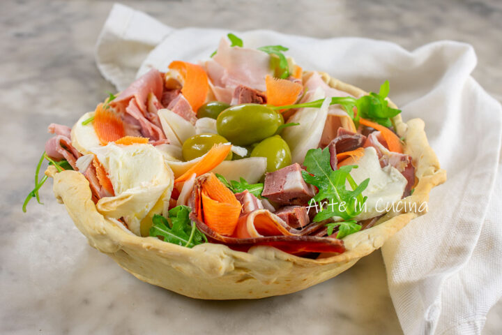 Cesto di pane antipasto centrotavola per le feste