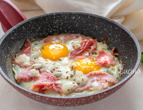 Uova con prosciutto e mozzarella in padella