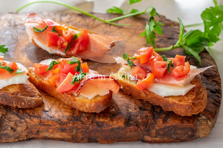 Crostini di pane speck e provola