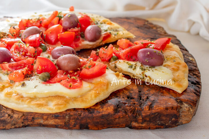 Schiacciata croccante veloce pomodori e olive