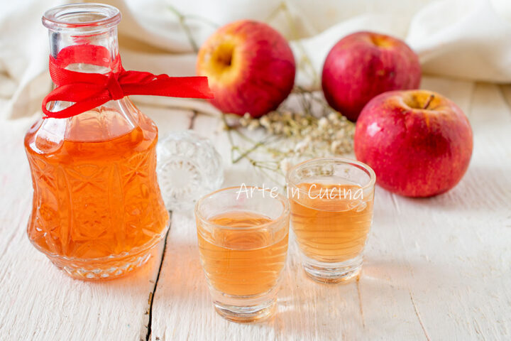 Liquore alle mele fatto in casa