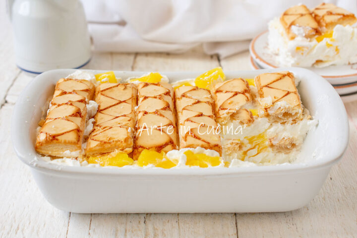 Dolce con sfogliatine all'ananas