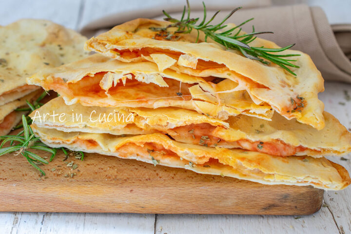 Pizzette acqua e farina ripiene alla pizza