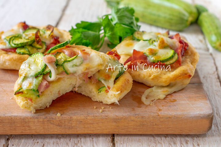 Pizzette di pane con zucchine e speck