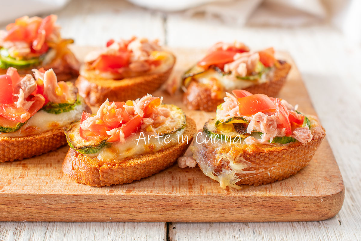 BRUSCHETTE DI PANE CON ZUCCHINE e TONNO antipasto