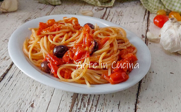 SPAGHETTI al POMODORO FRESCO con olive