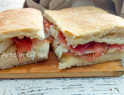 FOCACCIA RIPIENA con speck e provola