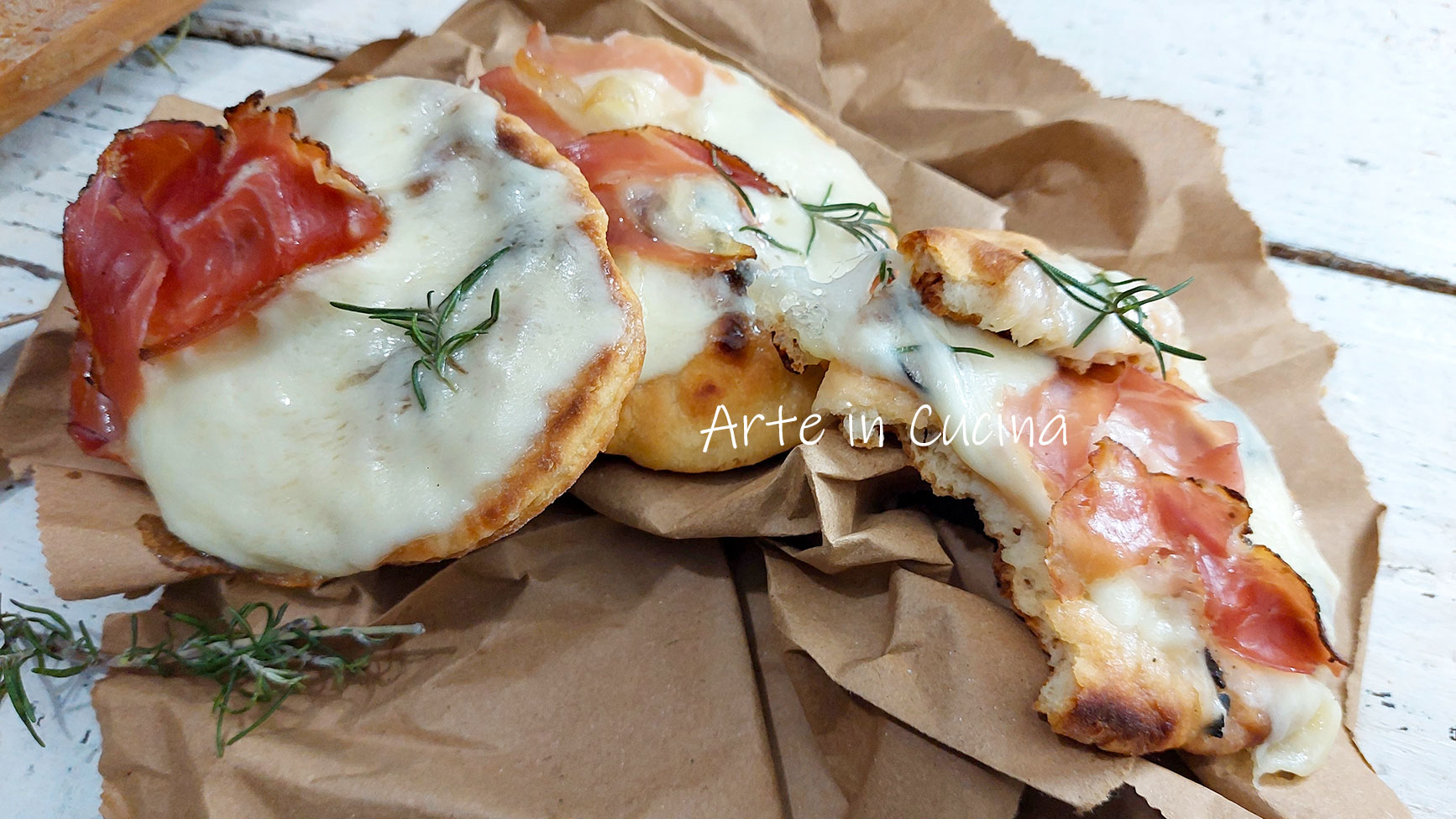 PIZZETTE alla RICOTTA con speck e provola PIZZETTE alla RICOTTA con speck e provola