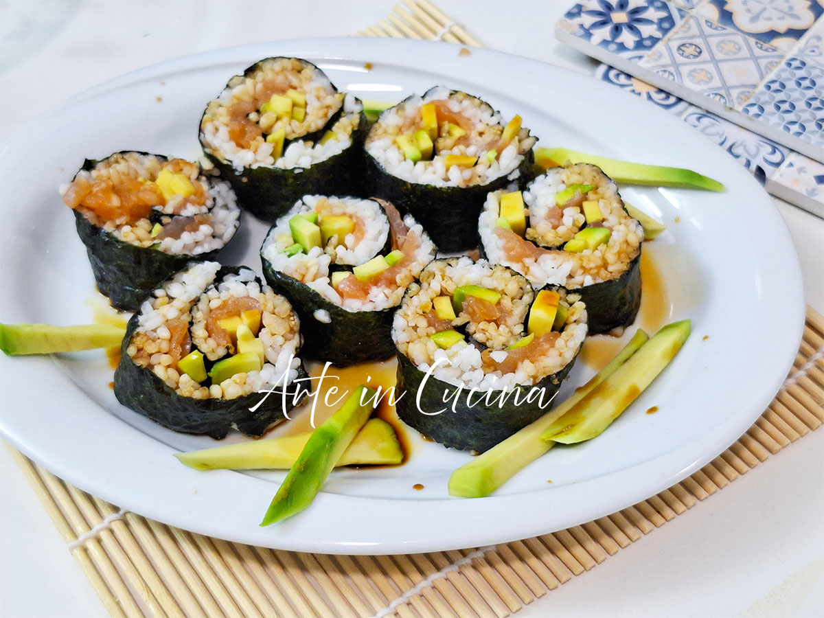 FUTOMAKI SUSHI con salmone e avocado