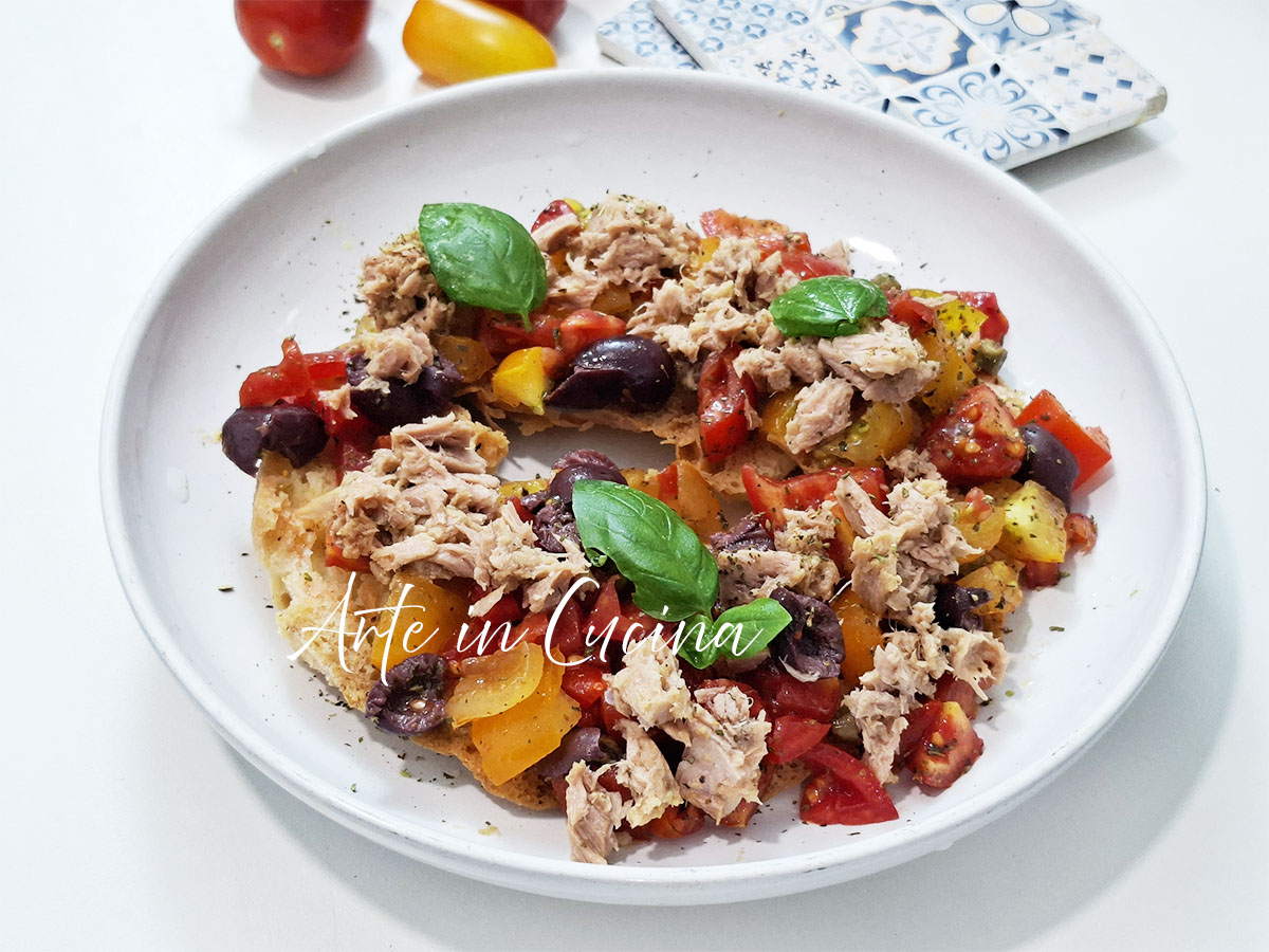 FRESELLA NAPOLETANA con pomodori e tonno