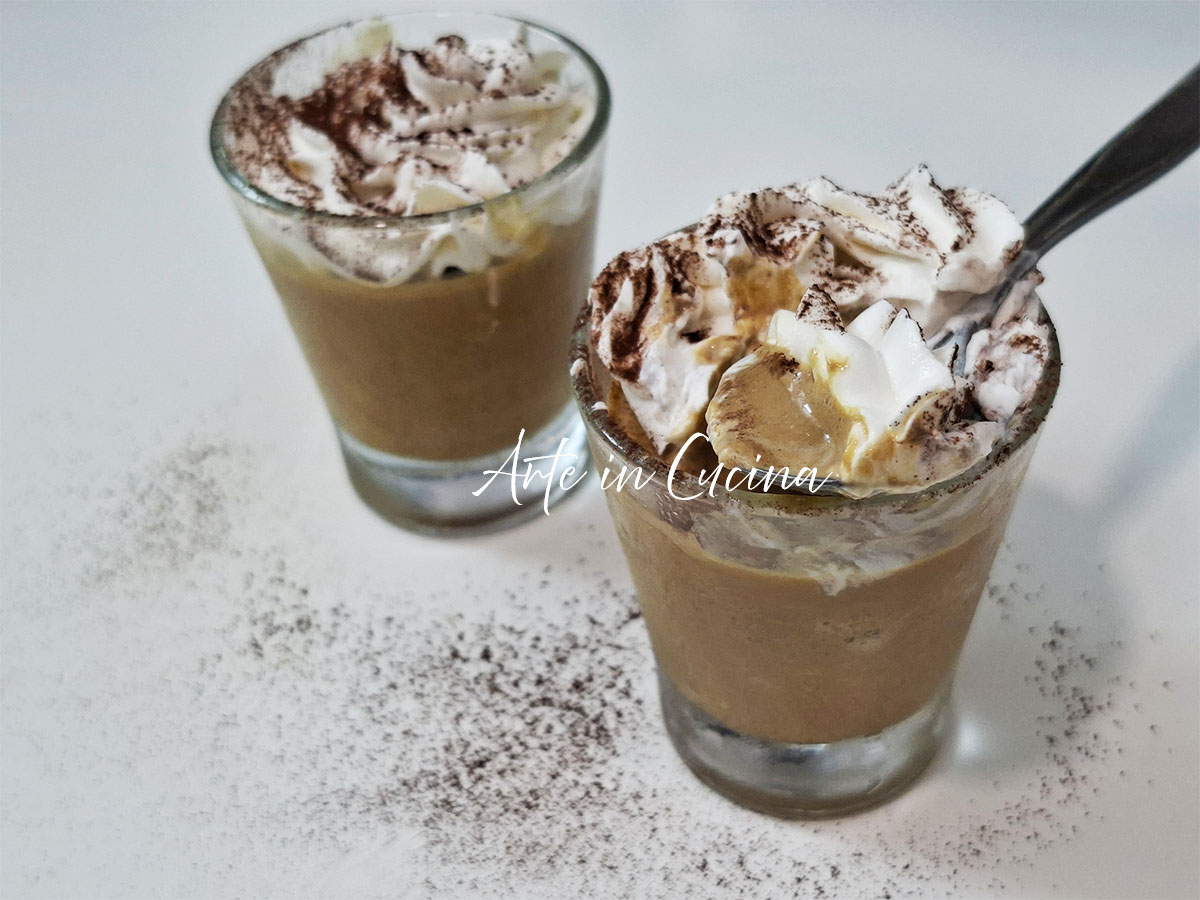 CREMA FREDDA di CAFFÈ allo YOGURT GRECO: dolce senza panna in 5 minuti
