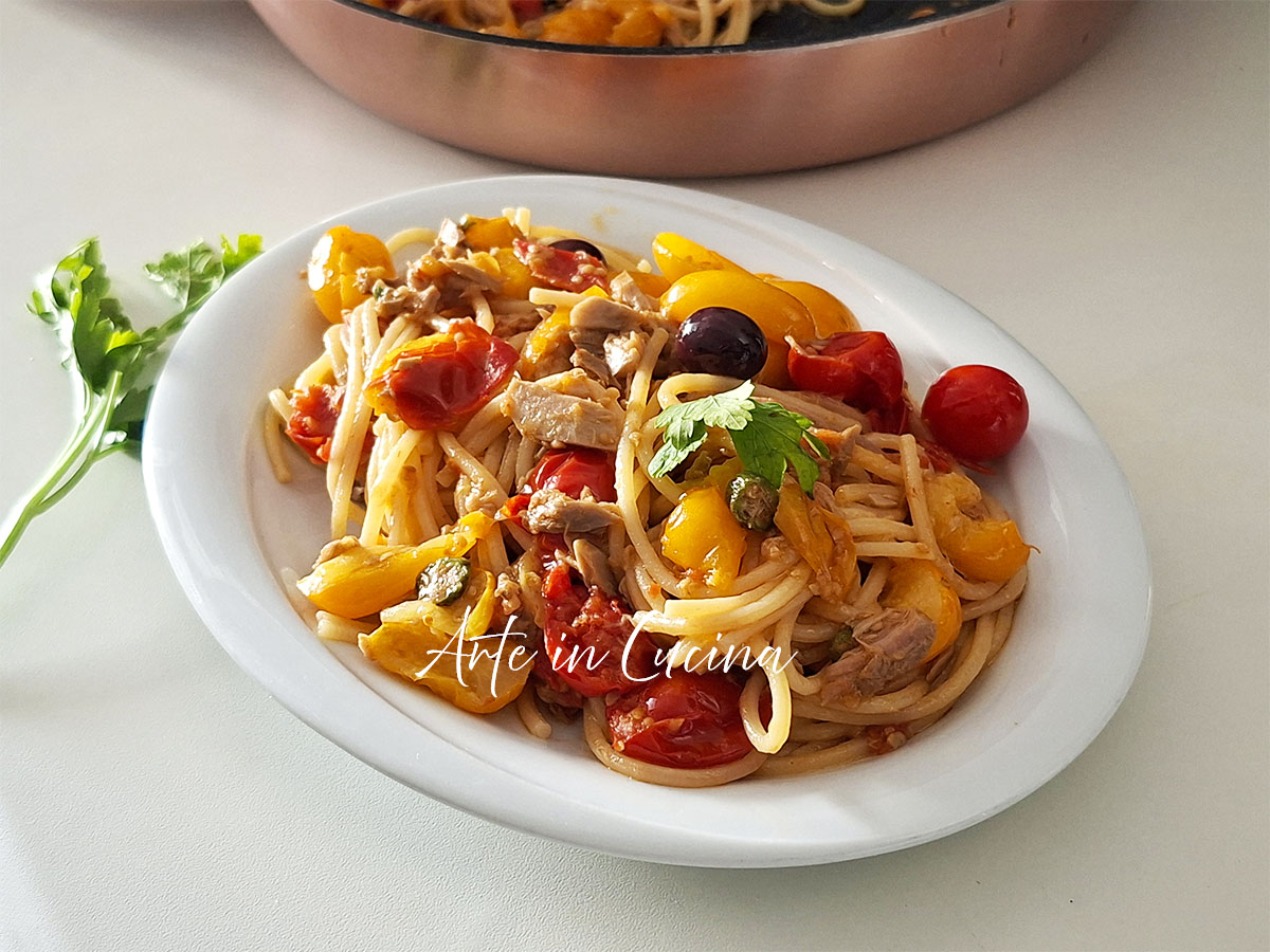 SPAGHETTI TONNO POMODORINI e olive: la pasta cremosa e veloce in 5 minuti