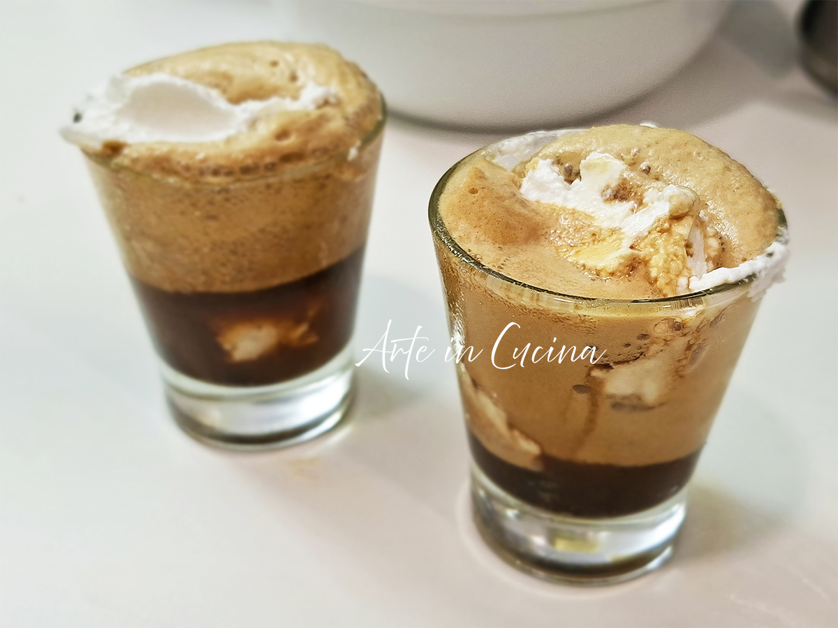 Coccocino freddo il dolce cremoso cocco e caffè (La Ricetta Originale)