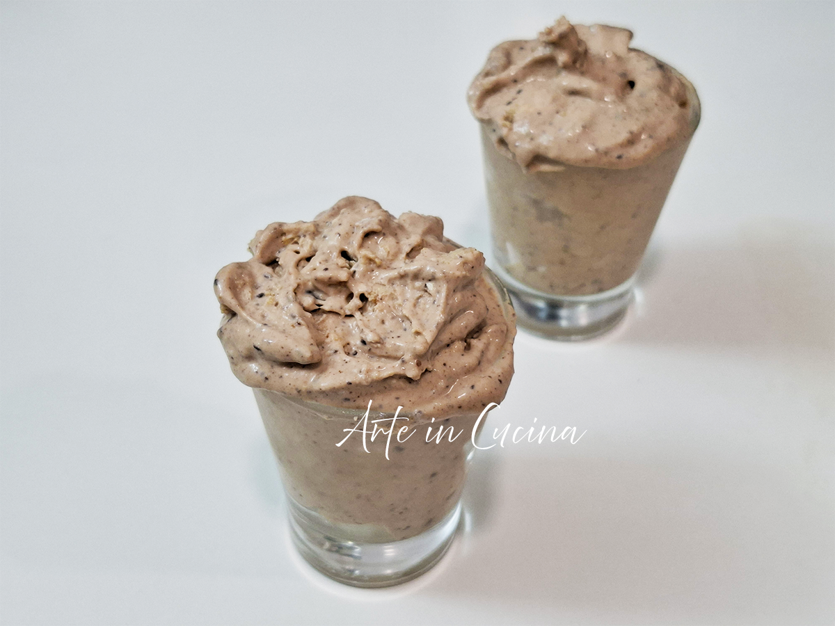 Crema gelato di biscotti e cioccolato al caffè