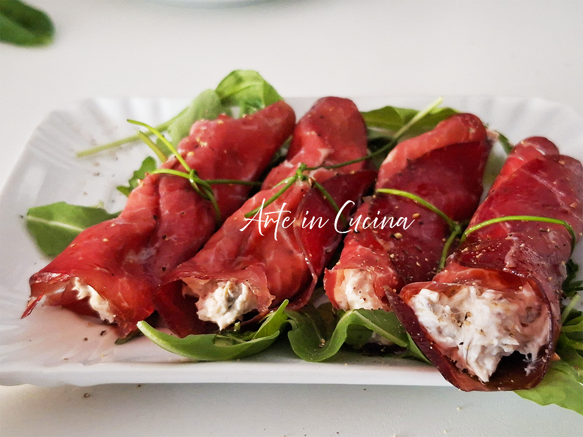 Rotolini di bresaola tonnati: sfiziosi involtini pronti in 5 minuti!