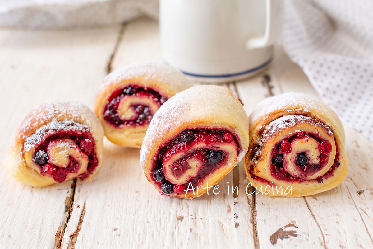 Rotolini di brioche alla marmellata