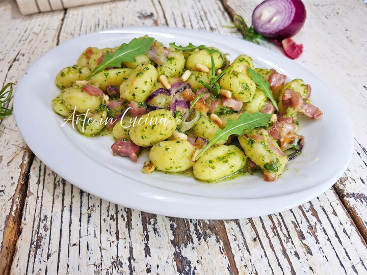 Gnocchi al pesto di rucola e speck