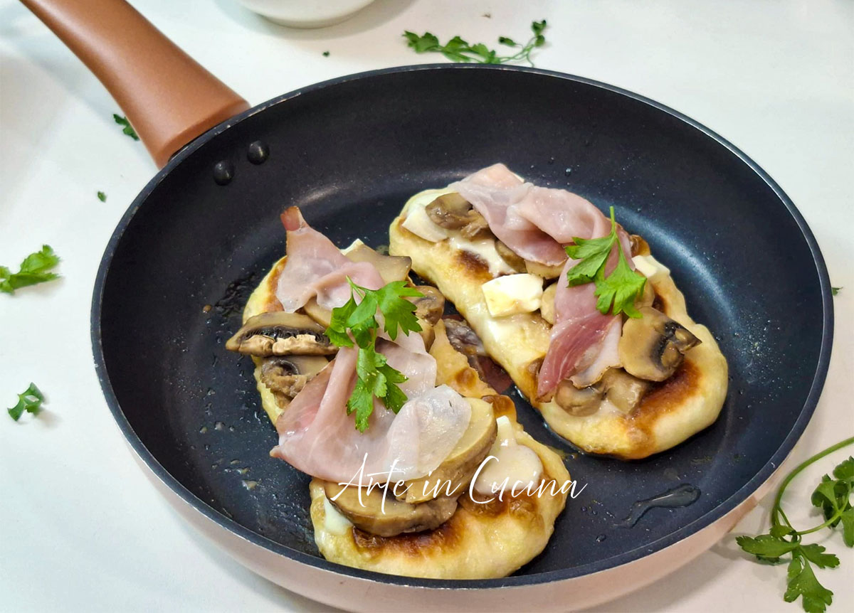 Lingue di pizza con funghi e speck in padella