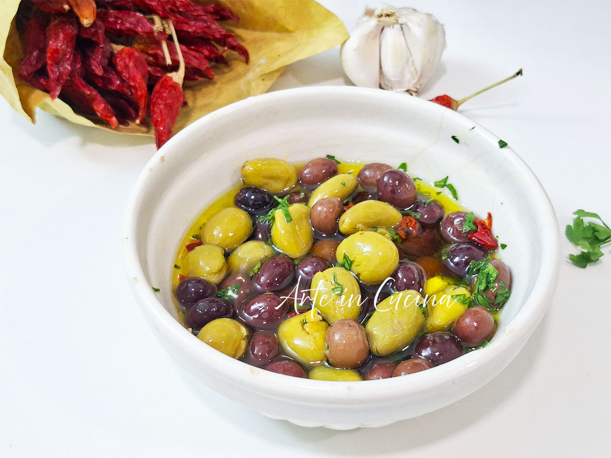 Olive schiacciate e condite alla sarda ricetta a scabecciu