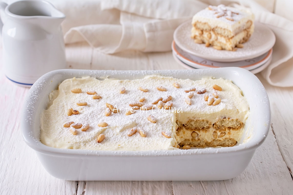 Tiramisù torta della nonna dolce con crema e pinoli